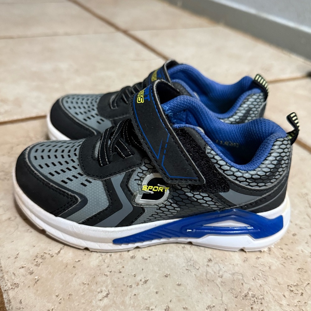 Sketchers light up blue shoes